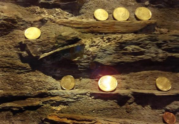 monedas en los muros